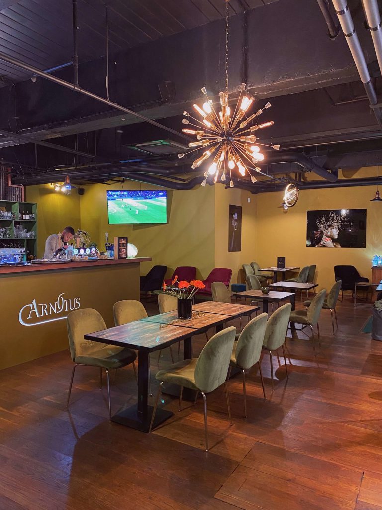 carnotus-charleroi-ambiance-interieur-decoration-bar-min